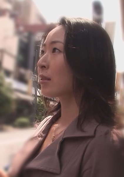 圧倒的セレブな雰囲気を醸し出す黒髪美人の人妻さん！インタビューだけの必勝のフレーズに惑わされ付いていったら中出しセックスを決められてしまう！