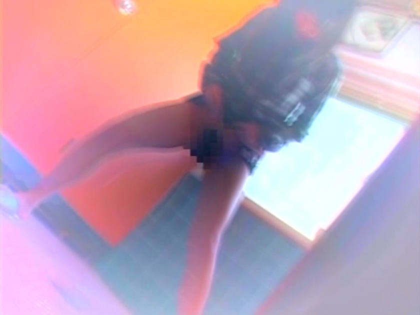 おしっこ我慢の限界 トイレに間に合わず途中で悶絶失態おもらし盗撮_16