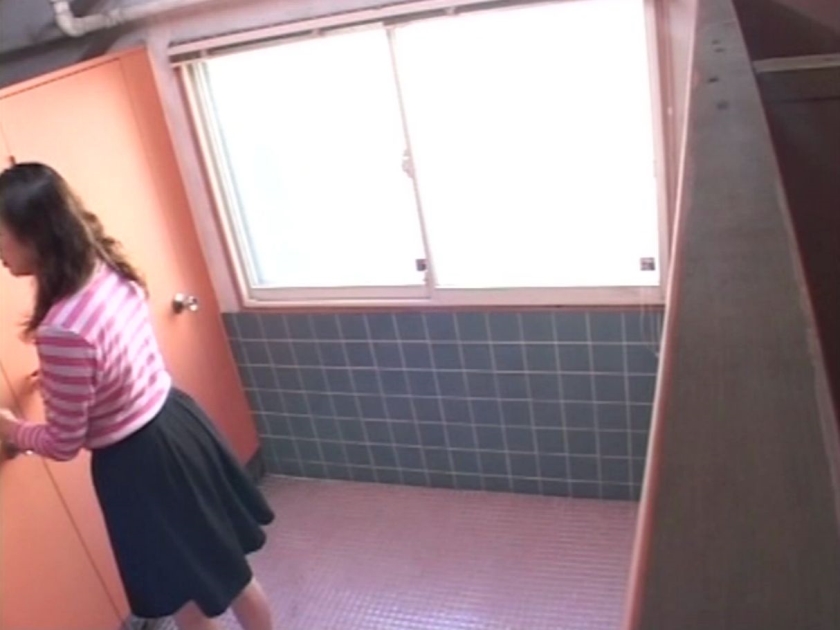 おしっこ我慢の限界 トイレに間に合わず途中で悶絶失態おもらし盗撮_3