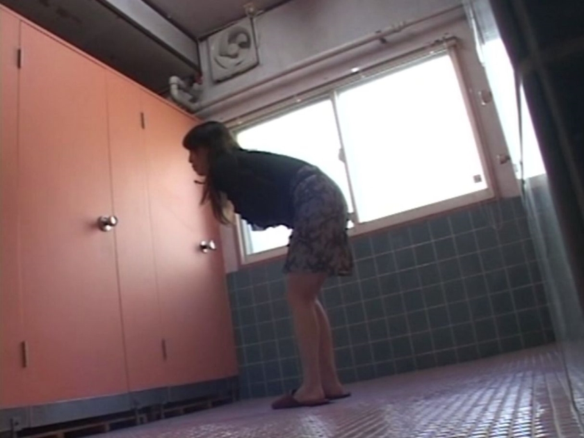 おしっこ我慢の限界 トイレに間に合わず途中で悶絶失態おもらし盗撮_7