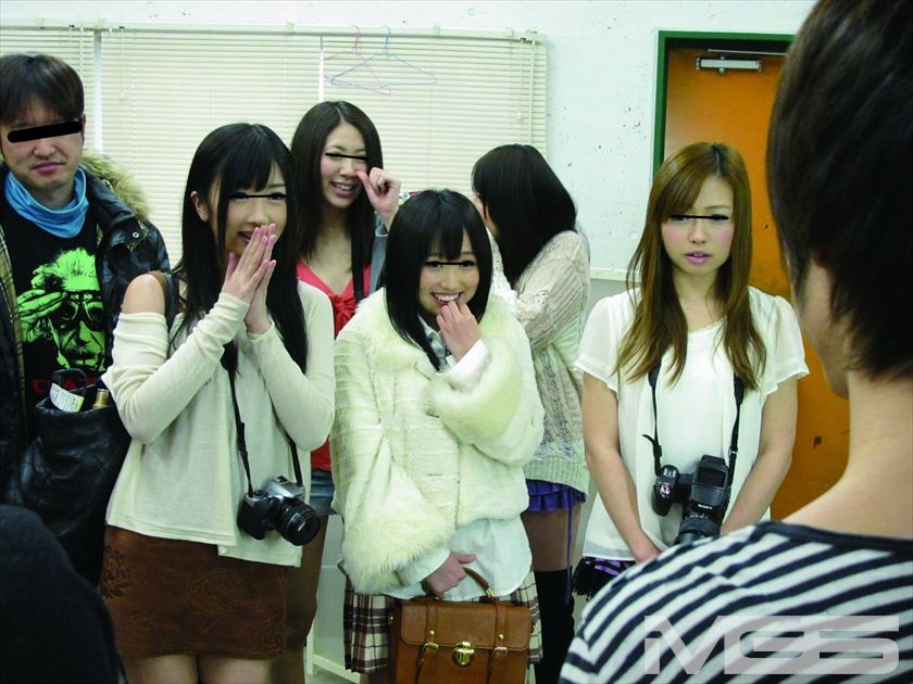 可愛いカメラ女子を集めるため、人気AV男優をエサにヌード撮影会を開いたら、モテ無い僕でも興奮した女達と簡単にエッチできた_9