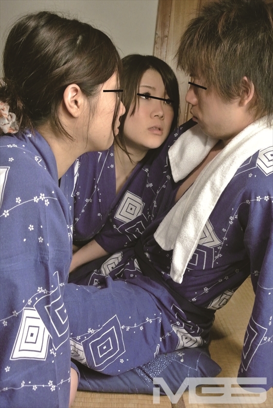 巨乳女たちでギュウギュウの混浴露天風呂に男性客はボク1人_0