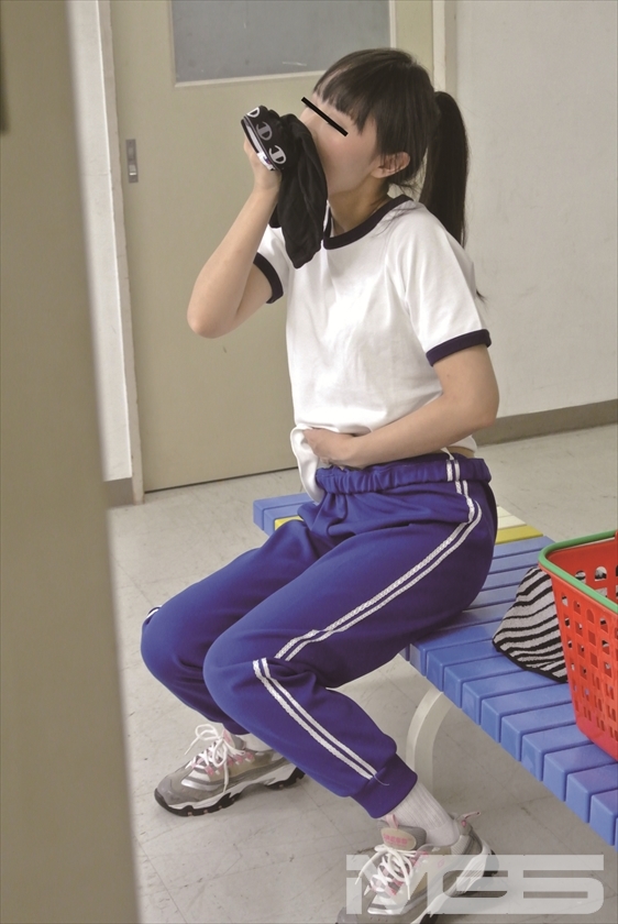 女子マネージャーは男臭いにおいがスキ！？●濯物に僕のパンツを入れたら彼女のパンツもグショングション_2