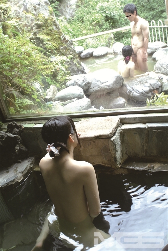 混浴露天風呂でウブな三姉妹と一緒になったので、思わず勃起してしまったボクのチ○ポを親の目を盗んでムチムチのカラダに擦りつけた 画像4