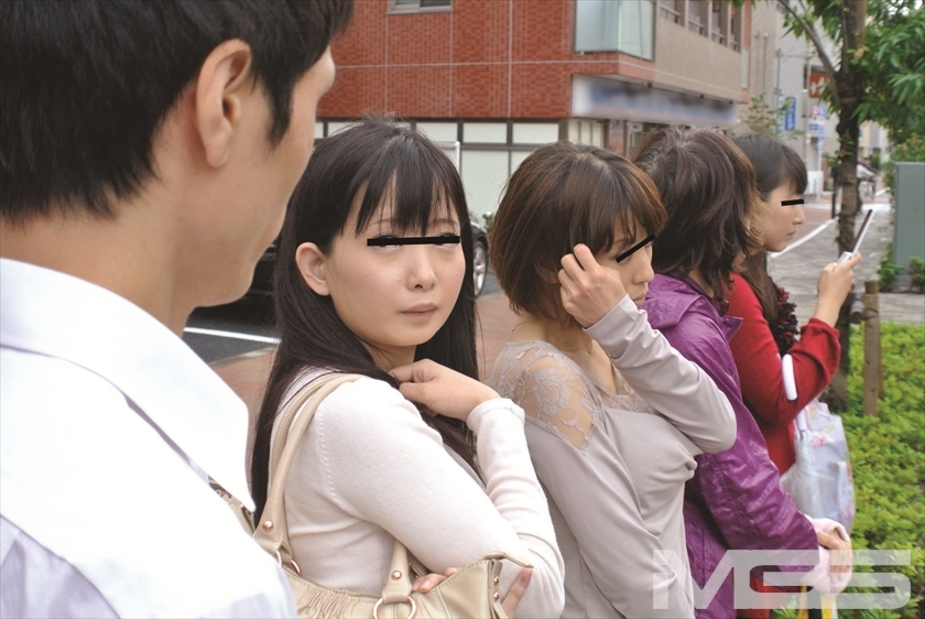 色気ムンムンの人妻満員バスに乗り込んだら勃起してしまった僕、奥さん達に見つかって逆に弄ばれた。_4