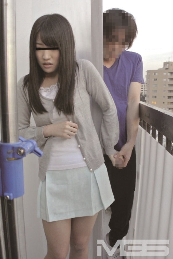 下着を干す人妻のパンチラ！ベランダ越しに勃起チ○ポを見せつけたら簡単にヤレた！_10