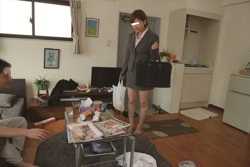 体調を崩して休んだ僕を心配してエロ本だらけの汚い部屋にソソる女子社員が見舞いに来た！すると、見たことの無いエロ本に発情してしまい…パンツを見せつけて誘ってきた！！_6