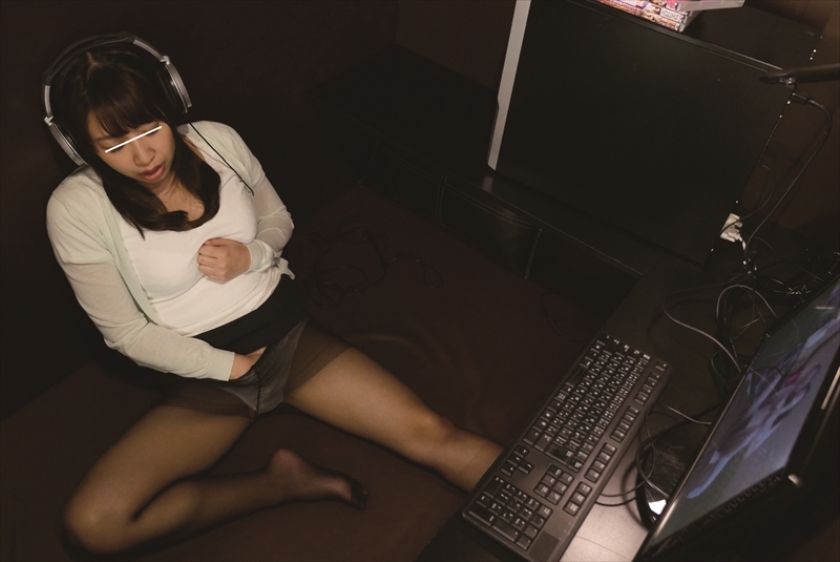 緊急速報！エロ本やエロビデオを見ている若い女子が、深夜のネットカフェに急増中！！_1