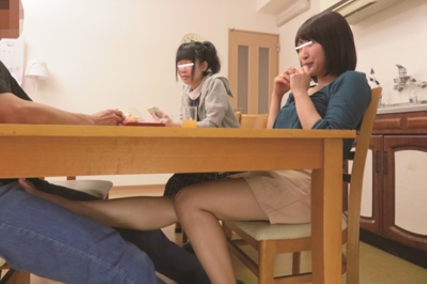 姉の友達が家にやってきたんだけど、どうやらエッチが大好きらしくて欲求不満！？ボクを見るなり姉の前で興奮し始め･･･チ○ポを狙ってきた！！「ダメですよ！」と抵抗しても姉の友達にソソられフル勃起！！姉にバレないように最後までハメまくってしまいました！！_6