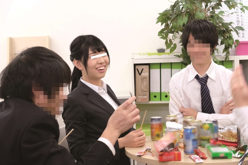 ソソる新人女子社員を歓迎悪ノリ王様ゲーム！女子社員にセクハラしようと、みんなで飲ませてインチキ王様ゲームで素っ裸に！裸でモジモジしている女子社員に「やり過ぎた･･･」とビビり帰っていく男性社員達だが俺だけ捕まった！！すると「ここまでしたらハメないんですか？」と恥じらいながらも欲しがり出した！？_3