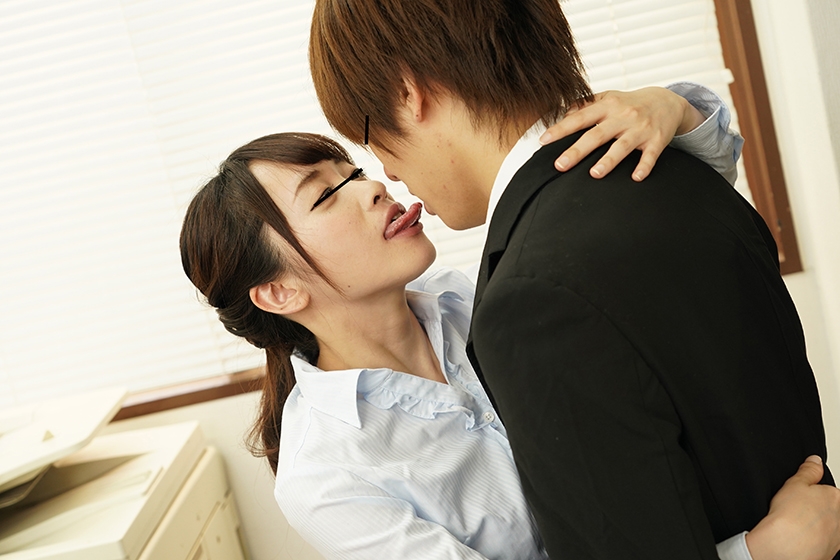 上司と社内不倫している憧れの女子社員 羨ましいのでベロキスしている所を盗撮してお仕置きしてやろうと思っていたら･･･カメラに気づいた女子社員が不倫相手を返して言い寄ってきた！あんたも私とやりたいならヤりなさいよと完全受け身の女王様セックスで腰が抜けるほどやる事になりました！！_1