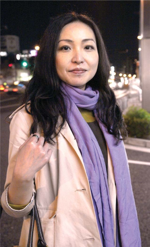 051MGR-1817 どスケベオーラ出しまくりの人妻をナンパしてホテルに誘い込み生チン入れてザーメン中出し！ 4 サンプル画像 2枚目