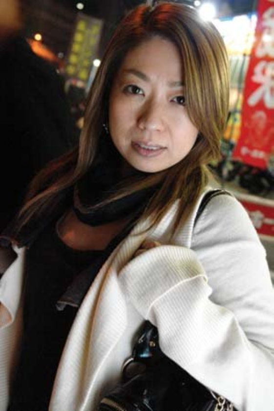 人妻ナンパ ザーメン中出し 抑えきれない性欲が高まると街に繰り出しいやらし過ぎる眼差しで男を誘う貞操観念激薄奥様 お願い!私の子宮の中にゴムなしちん〇を挿入し大量精子発射して 画像3