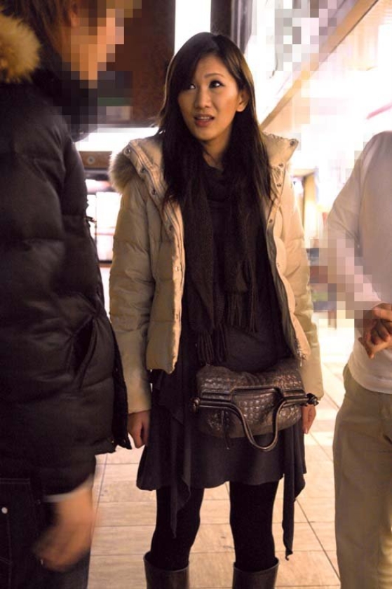 人妻ナンパ ザーメン中出し 抑えきれない性欲が高まると街に繰り出しいやらし過ぎる眼差しで男を誘う貞操観念激薄奥様 お願い!私の子宮の中にゴムなしちん〇を挿入し大量精子発射して 画像6