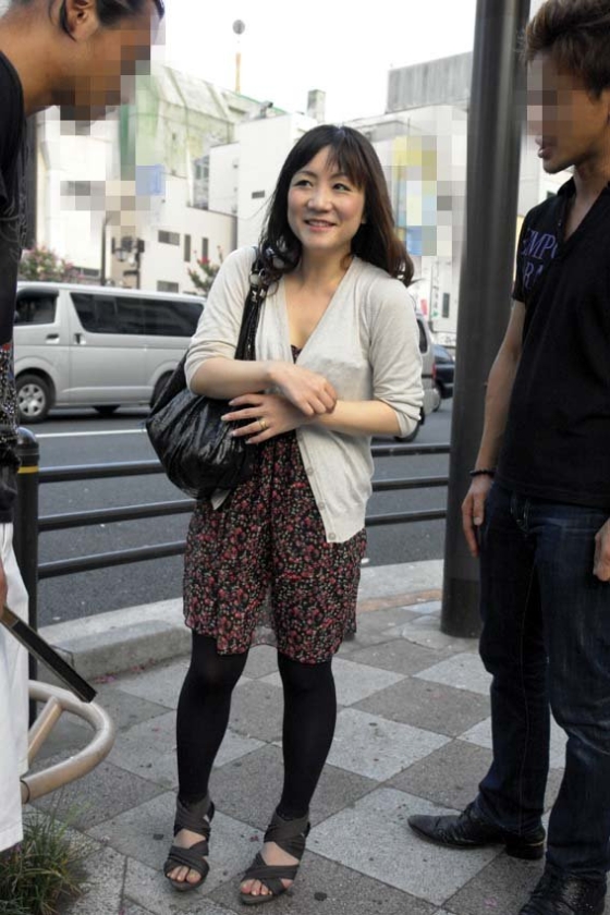 人妻ナンパ ザーメン中出し 抑えきれない性欲が高まると街に出没しフェロモン出してナンパ待ちの貞操観念激薄奥様 お願い!私の子宮の中に生でちん〇を挿入し濃厚精子発射して 画像11