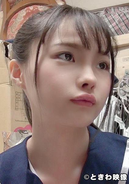 華奢で小さい女の子が制服コスプレでブス男たちに弄ばれる！