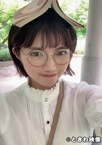 読書好きなショートヘアー女子はキュートなメガネを掛けたままブス男の生チンを積極的に咥え込みパイパンマンコに中出しを許す！