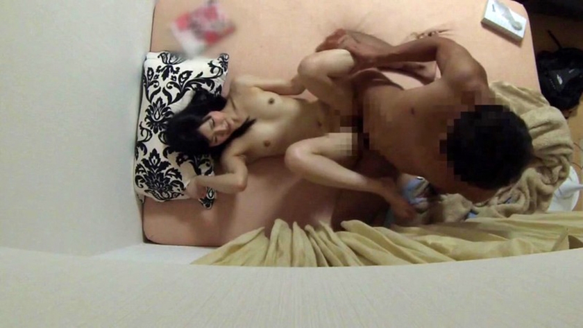 お持ち帰り素人隠し撮り ホテル代がもったいないので自宅のアパートに連れて来たついでに小型カメラで盗撮しながら昼からもっとSEXしまくりました_17