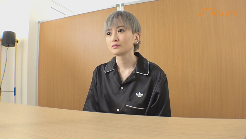 タレント志望の関西弁な銀髪ボーイッシュFカップ女子！AV面接で即日ハメて腹奥まで突かれてイキ狂う！ 沢尻ウタ 画像1