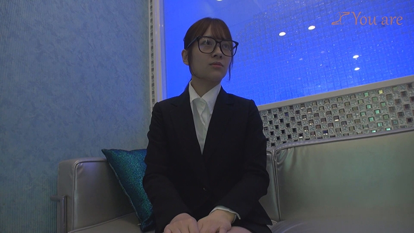 会社では目立たないように眼鏡をかけてるがパパ活をする働く女！ハメ撮りで何度もイキまくり終わらないピストンに「だめ！今イッた！」眼鏡に顔射！ 画像1