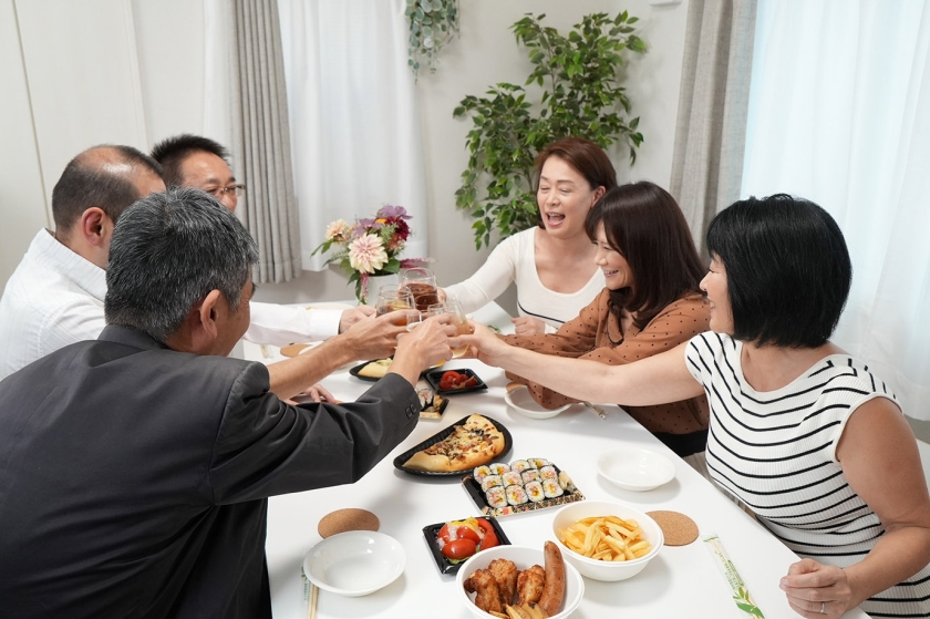 熟女同窓会！数十年振りに再会した同級生と甘い一夜を過ごす！ドラマ3選！ 上島美都子 真矢あかり 真矢織江 よしい美希 最上さゆ 画像1