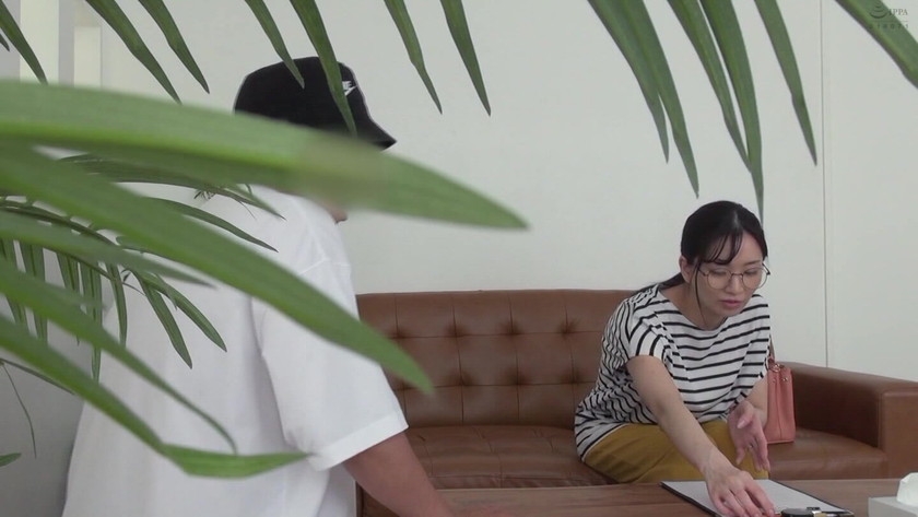 汚れた人妻 商店街で口説かれ騙されハメられた人妻 画像1